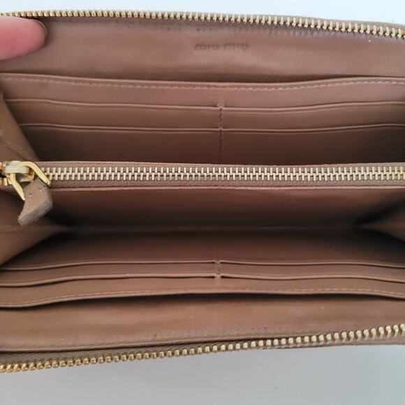 Miu Miu Wallet Matelasse Beige Large Accordion Card Holder Logo Leather Zip - Picture 4 of 10